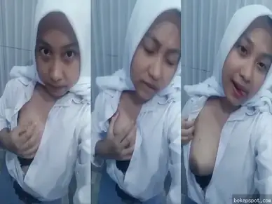 Gadis Sekolah Horny Pamerkan Memek Basah ke Pacar Nakal